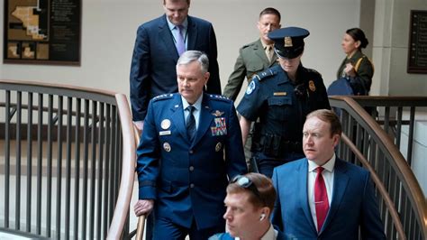 General Aliens - Flugobjekte: US-General Glen VanHerck schließt Aliens als ...