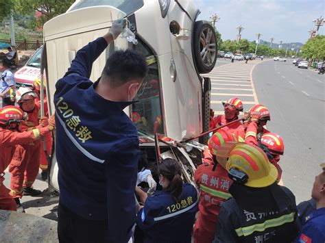 救援现场 铜仁一轿车撞上桥墩，致1人被困