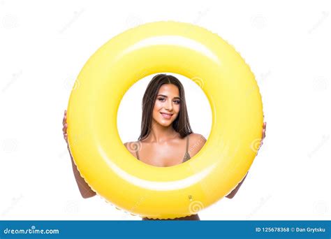 Retrato De La Mujer Joven Hermosa En El Bikini Que Juega Con El Flotador Aislado En Blanco Foto