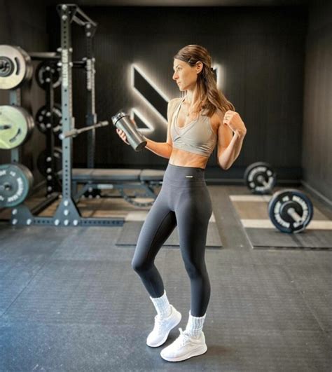 8 Hot Sexy Sarah Morsia Bikini Pics