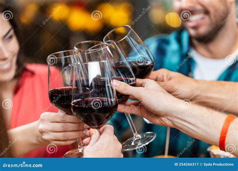 Amigos Felizes Bebendo Vinho Tinto No Restaurante Imagem De Stock Imagem De Beber Latina