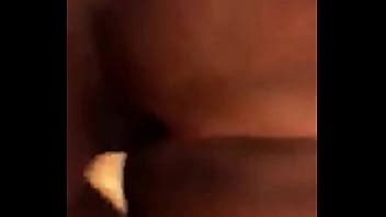 Mujer negra de talla grande recibiendo una polla blanca en posición de perrito XVIDEOS