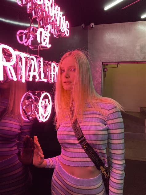 Lily Hart Emma Lawrence E Ngzuhuyayuxtg Porn Pic