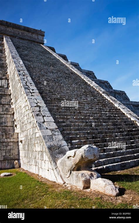 Pyramide el castillo Banque de photographies et dimages à haute