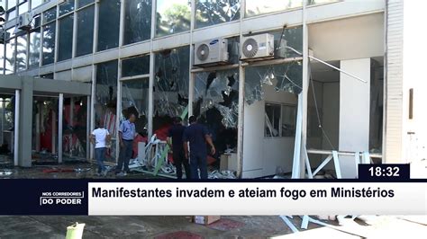 Manifestantes Invadem E Ateiam Fogo Em Minist Rios Youtube