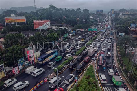 Kepadatan Kendaraan Jalur Wisata Puncak Bogor Saat Libur Panjang