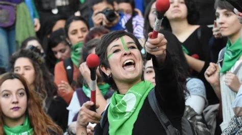 Mendoza prohíben que alumnos lleven pañuelos verdes y celestes en las