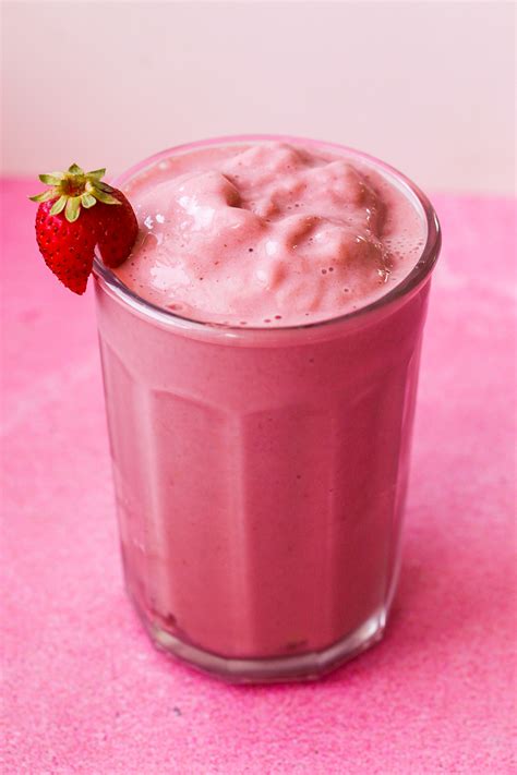 (The Best) Strawberry Banana Smoothie - HealthyHappyLife.com