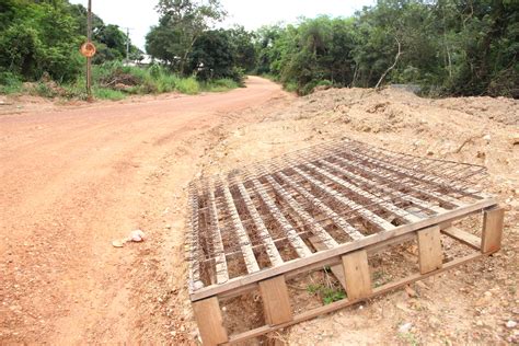 Crime Ambiental lixo é jogado às margens das estradas Prefeitura