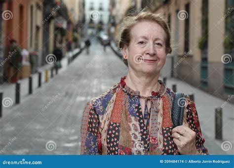 Candide De Femme Mature Dans La Rue Photo stock Image du normal âge