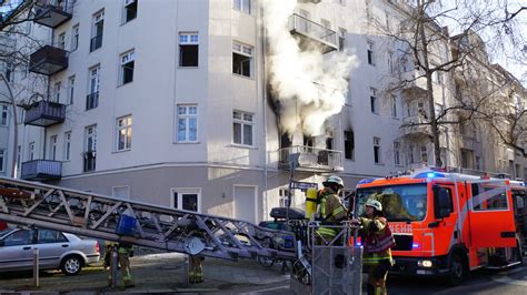 Wohnhaus Brand In Moabit Feuerwehr Findet Tote In Ausgebrannter