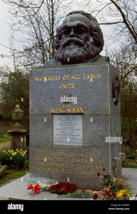 London Karl Marx Tomb Stock Photo Alamy