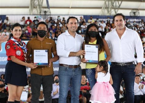 ESTUDIANTES PROGRESEÑOS RECIBEN SUS CERTIFICADOS DE PRIMARIA Y