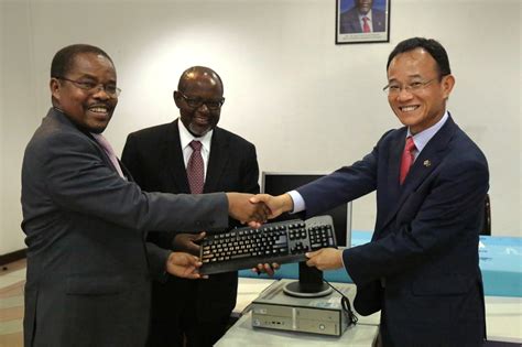 MFA Tanzania: Chuo cha Diplomasia chapokea ufadhili wa Kompyuta 150 ...