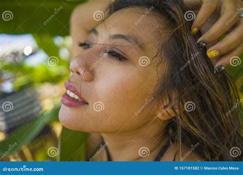 Ung Vacker Och Lycklig Indonesisk Kvinna I Bikini Som Står Mellan Blad Av Bananträd Som Ler