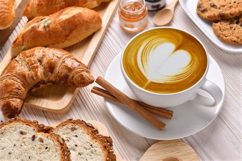 Vista Superior De La Taza De Caf Con Leche Con Pan O Bollo Croissant