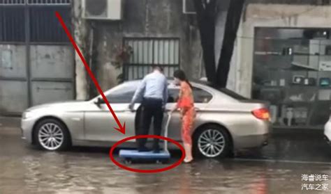 雨天路面积水，女子推板车站水里送宝马男上车，这事你怎么看？车家号发现车生活汽车之家