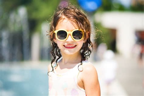 La Vie Bienveillance Petite Fille Gay Dans Le Chapeau De Robe De Lumière D été Et Des Lunettes