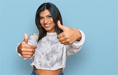 Jovem Latina Transexual Transg Nero Vestindo Roupas Casuais Aprovando Fazendo Gesto Positivo
