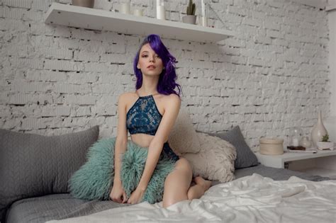 Encantadora Mulher Sexy Em Lingerie Deitada Na Cama No Quarto Cabelo Roxo E Calcinha Azul Escura