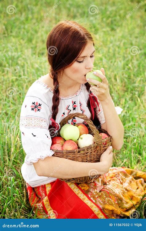 Muchacha Que Come Una Manzana Foto De Archivo Imagen De Fruta Falda