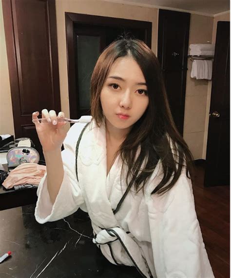 Bị chụp lén khi ngủ gật trong xe nàng hot girl được cộng đồng mạng đổ xô tìm info hóa ra cũng