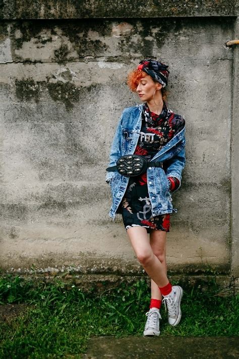 Image libre vintage Outfit fantaisie Brunette jeune femme écharpe robe veste Jeans coloré