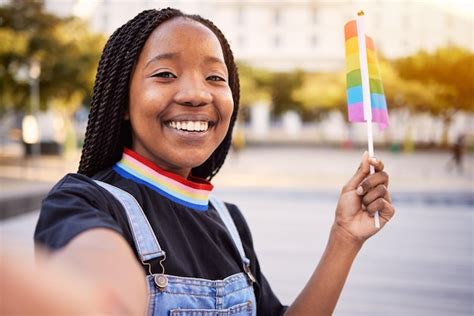 Portrait de femme noire selfie gay et drapeau arc en ciel pour la fierté lgbtq avec un sourire