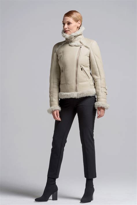 Дубленка белая из испанской овчины «косуха» с ремешками — купить в ...