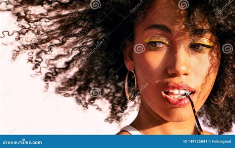 Porträt Von Vorbildlichem Latina in Der Bewegung Stockbild Bild von freude glücklich