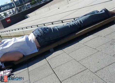 Recostada Y Mostrando Su Tanga ZB Porn