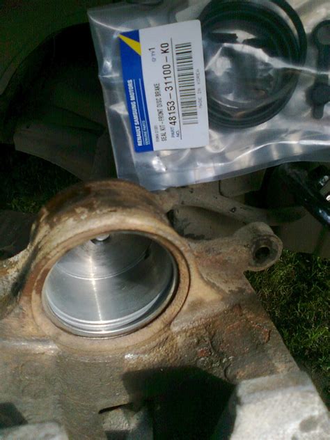 Замена пыльника суппорта — Nissan Almera Classic (B10), 1,6 л, 2012 ...