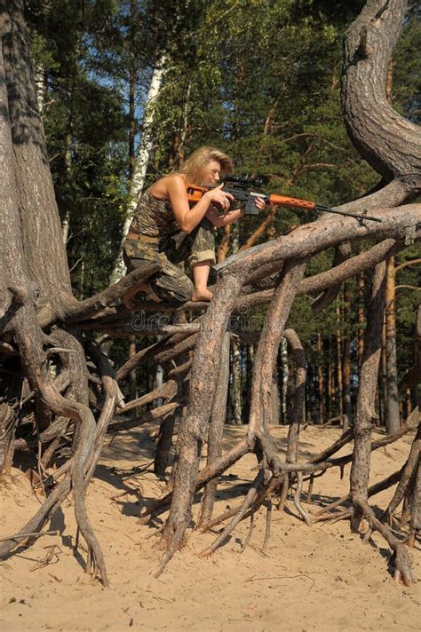 Blonde Joven Con Un Rifle Foto De Archivo Imagen De Armado