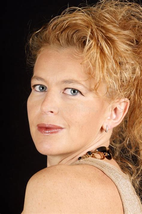 Mooie Blonde Vrouw Met Blauwe Ogen Stock Afbeelding Image Of Achtergrond Studio 12004911