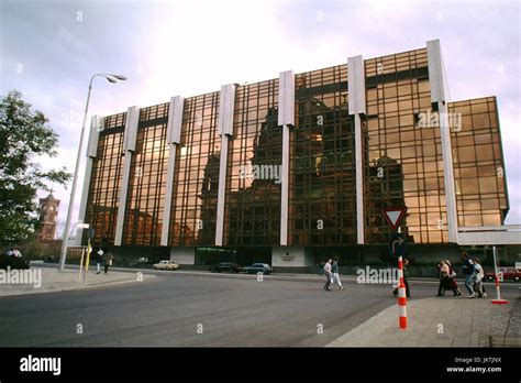 Leben auf der Straße DDR Palast der Republik Palast der Republik