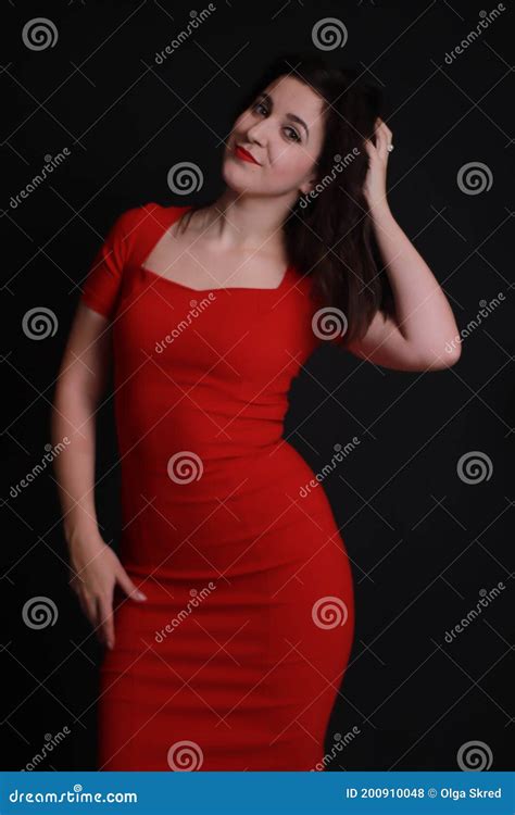 Sexy Attraktiver Brunette Im Roten Thin Kleid Isoliert Auf Schwarzen Hintergrund Studiotrieb