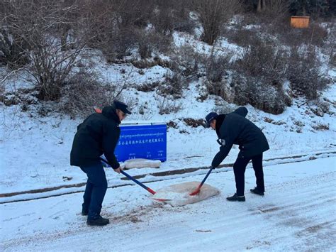 喜迎二十大 忠诚保平安 除雪保畅 守护安全——我们从未停歇红土山积雪路段