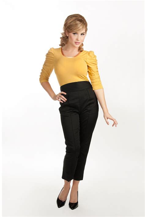 Renee Olstead Hot Celebs Home