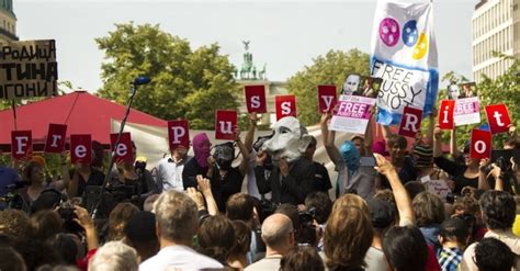 Fotos Pris O De Garotas Do Pussy Riot Gera Protestos Uol Entretenimento