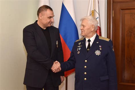 Герой РФ Владимир Шарпатов вручил Юрию Зайцеву медаль «За волю к жизни ...