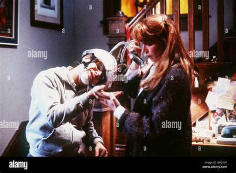 RICK MORANIS MARCIA STRASSMAN HONEY I SHRUNK THE KIDS (1989 Stock Photo ...