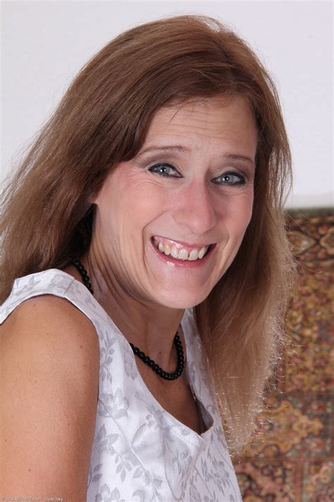 热辣的 MILF Jay Dee 展示她黝黑的天然乳房和穿着丝袜的湿润阴部 CoedCherry