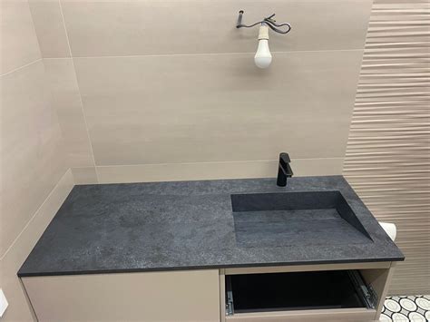 Каменная раковина с щелевым сливом из Caesarstone 5810 Black Tempal ...