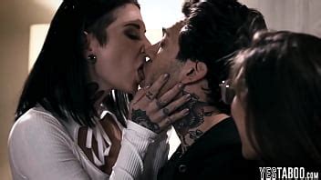 Una escena tabú desagradable en un parque de casas rodantes con dos chicas XVIDEOS