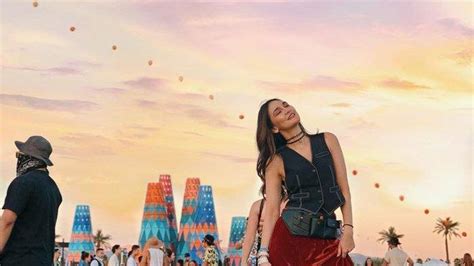 Luna Maya Tampil Seksi Dengan Bikini Saat Berjemur Di Pantai Punggungnya Jadi Perhatian Netizen