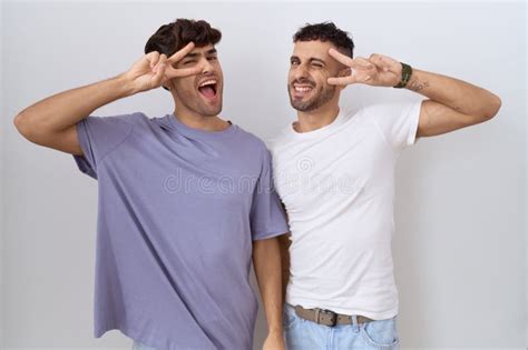 Couple Homosexuel Gay Debout Sur Fond Blanc Faisant Le Symbole De La Paix Avec Les Doigts Sur Le