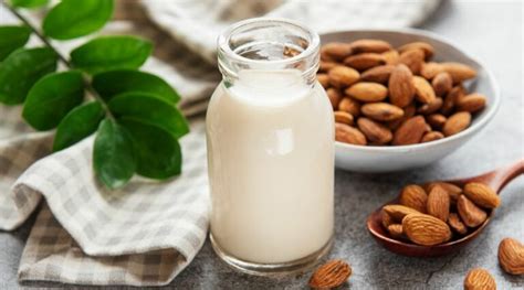 How Many Calories Are In Almond Milk? (With Calculator) - Weigh School