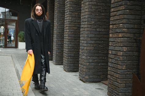 Un Hombre Gay Camina Por La Calle Concepto Lgbt Foto Premium