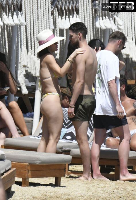 Catherine Harding Sexy Seen Showcasing Her Hot Bikini Body At The Beach With Jorginho In Greece