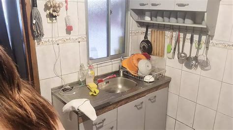 Latina hausmädchen ist oben um ihren chef in der küche zu verführen